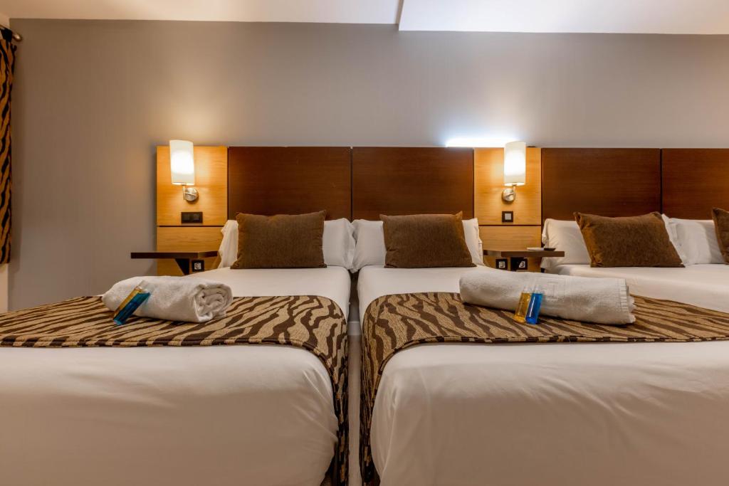 Posteľ alebo postele v izbe v ubytovaní Hotel Copacabana Tarifa Beach