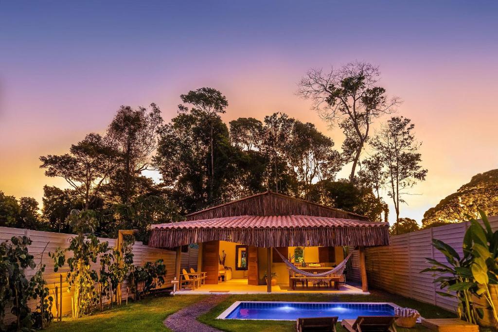 a house with a pool and a gazebo at Casa Jenipapo Trancoso - Sinta o pedacinho do céu in Trancoso