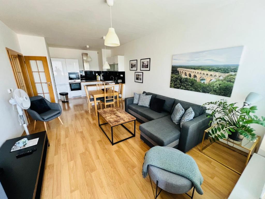 un soggiorno con divano e tavolo di BL City View Luxury Apartment a Banská Bystrica