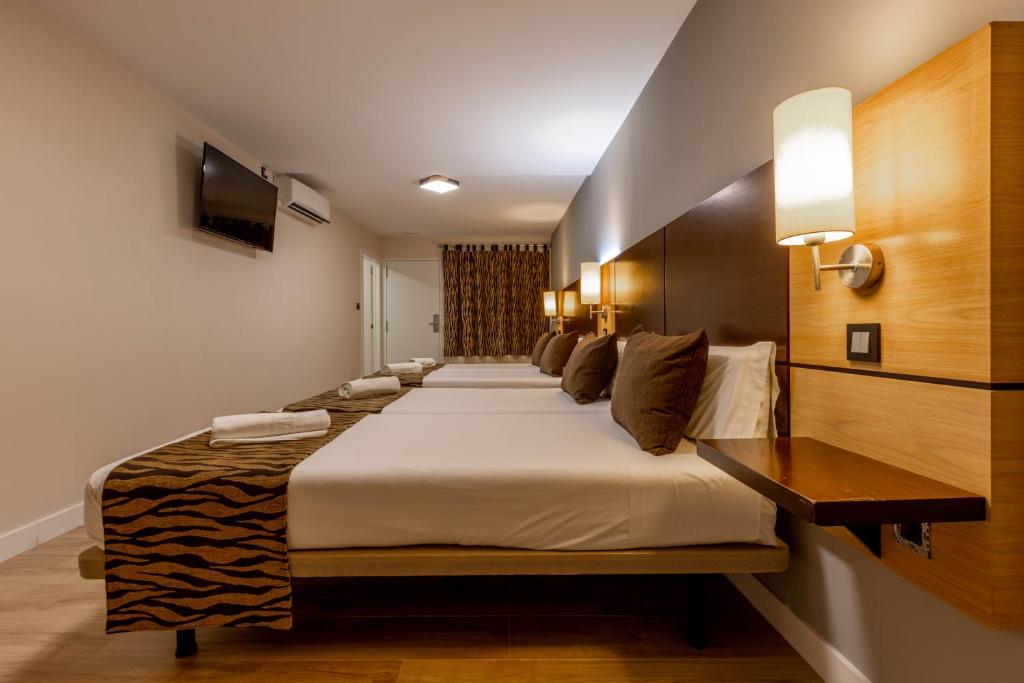 Posteľ alebo postele v izbe v ubytovaní Hotel Copacabana Tarifa Beach