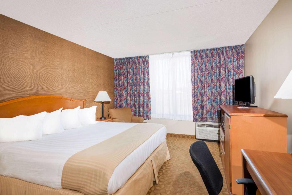 Postel nebo postele na pokoji v ubytování Ramada by Wyndham Watertown Thousand
