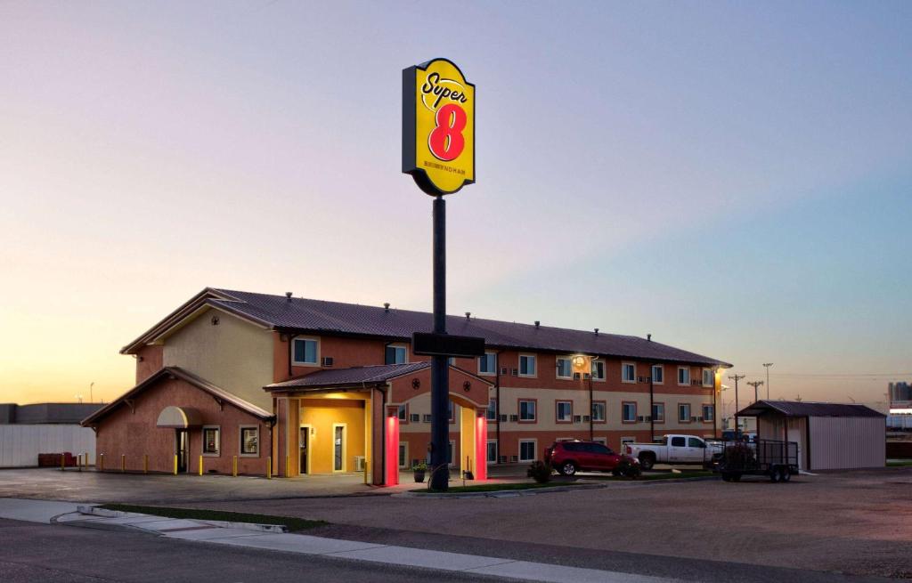 un panneau indiquant un fast-food devant un bâtiment dans l'établissement Super 8 by Wyndham Amarillo, à Amarillo