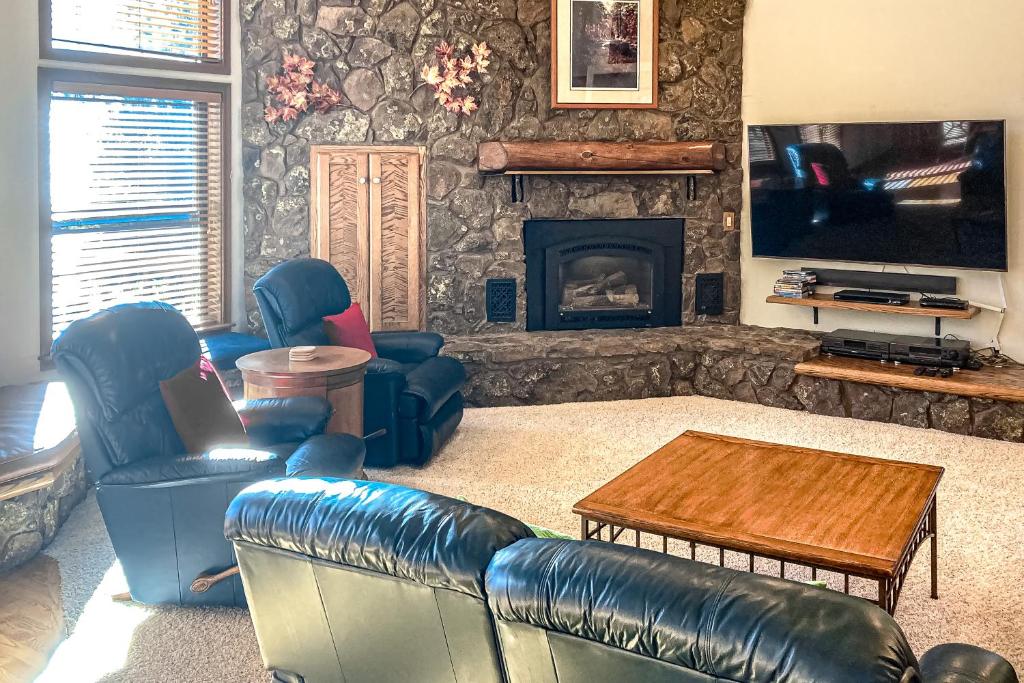 ein Wohnzimmer mit Sofas und einem Kamin in der Unterkunft Golf Course Executive in Flagstaff