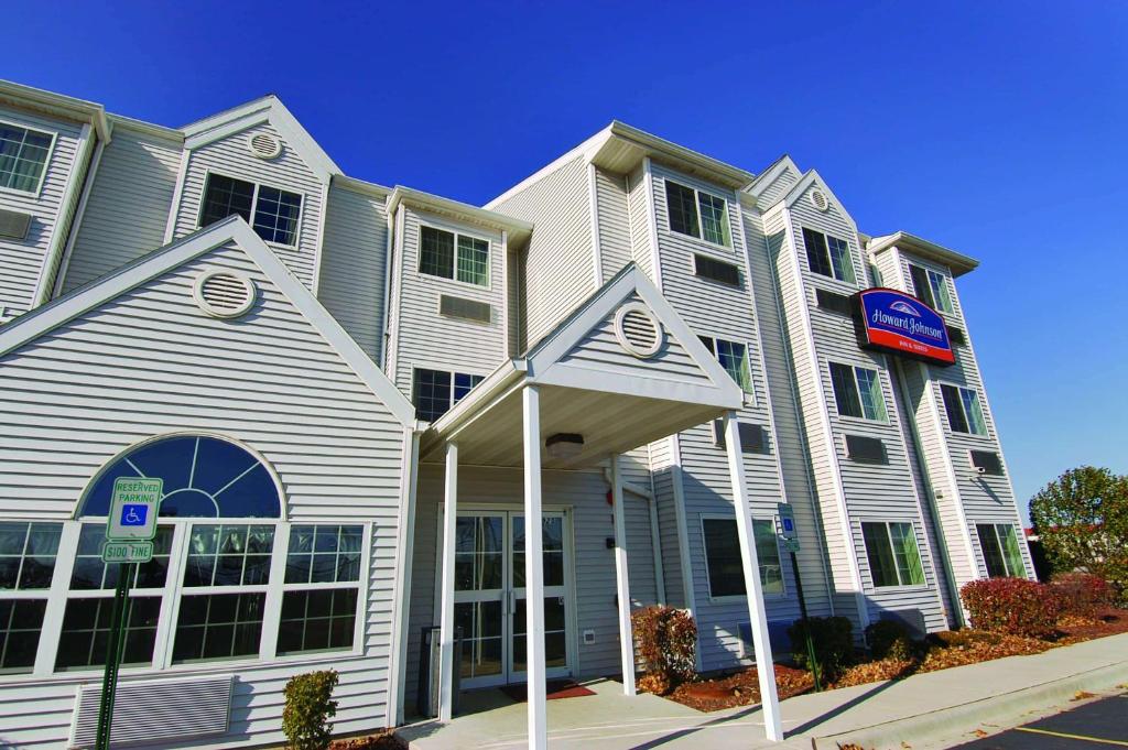 un edificio blanco con un cartel delante en Red Lion INN Elk Grove Village - Chicago O'Hare, en Elk Grove Village