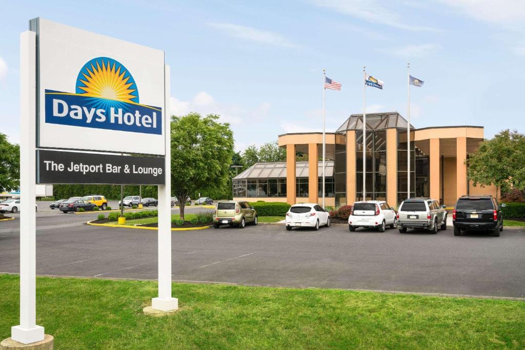 znak na parkingu przed hotelem w obiekcie Days Hotel by Wyndham Allentown Airport / Lehigh Valley w mieście Allentown