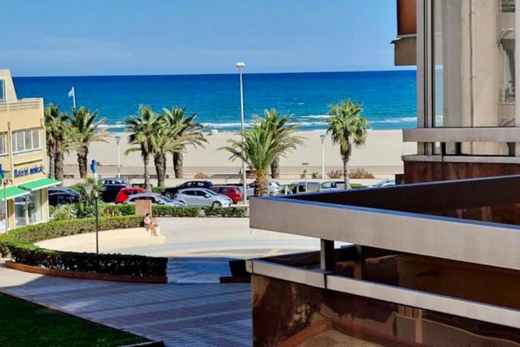 vista sulla spiaggia da un edificio di Studio vue mer. Calme et idéalement situé a Canet-en-Roussillon