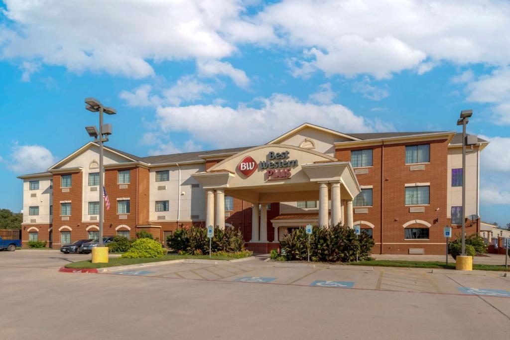 un hotel frente a un edificio en Best Western Plus Sweetwater Inn & Suites, en Sweetwater