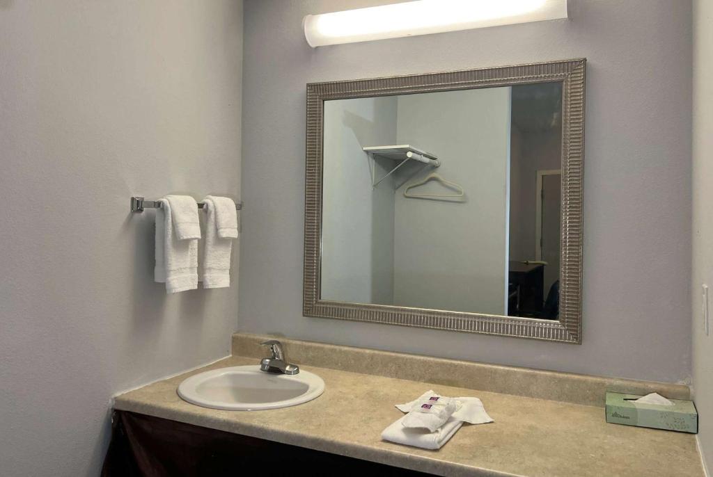 Baymont by Wyndham Ridgecrest photo