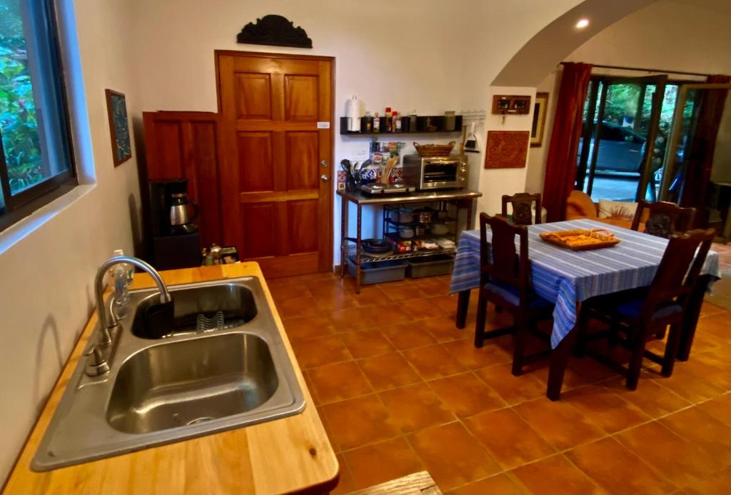 Kuchyň nebo kuchyňský kout v ubytování The Garden Apartment at The Hacienda