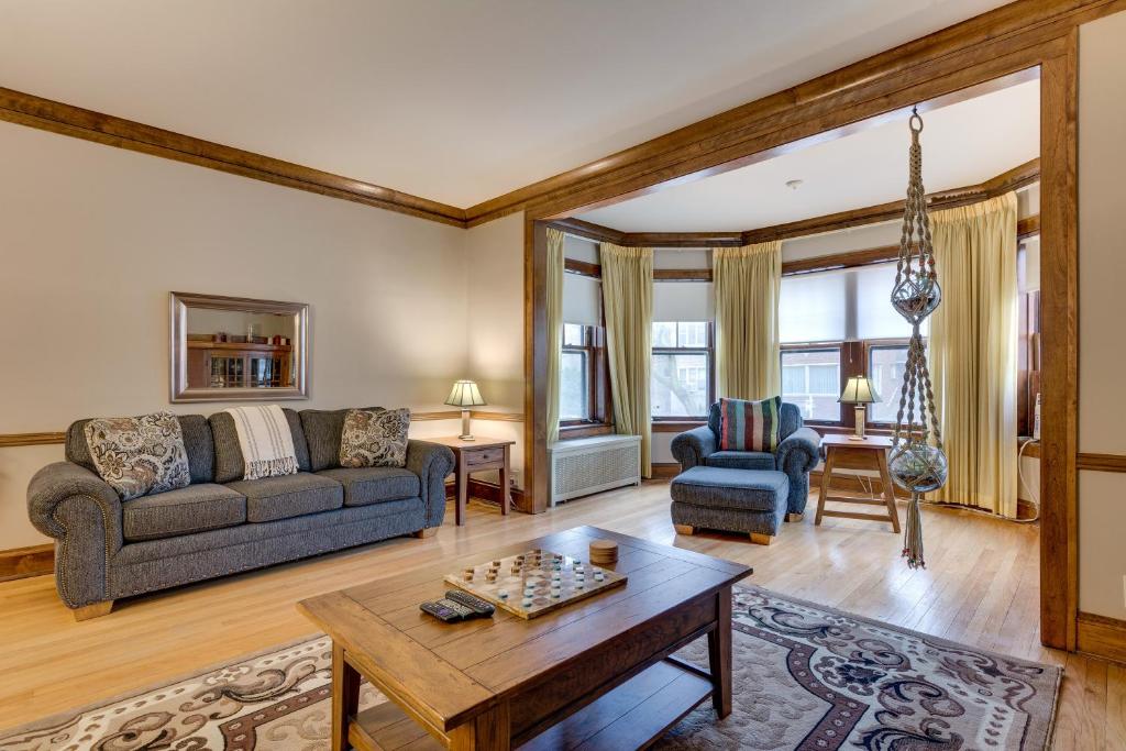 Χώρος καθιστικού στο Lovely Near Loyola - Enjoy the Wonderful Outdoor Space and Sun Room - Room for the Whole Crew apts