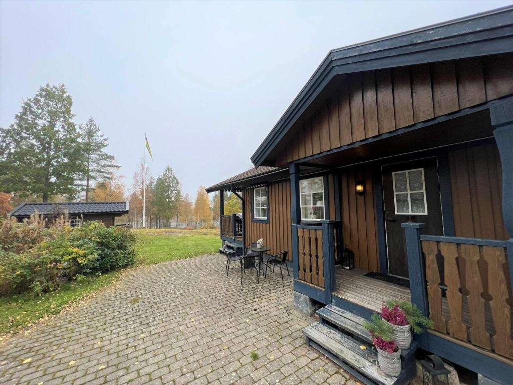 een kleine hut met een veranda en een patio bij Holiday home Malmbäck II in Malmbäck
