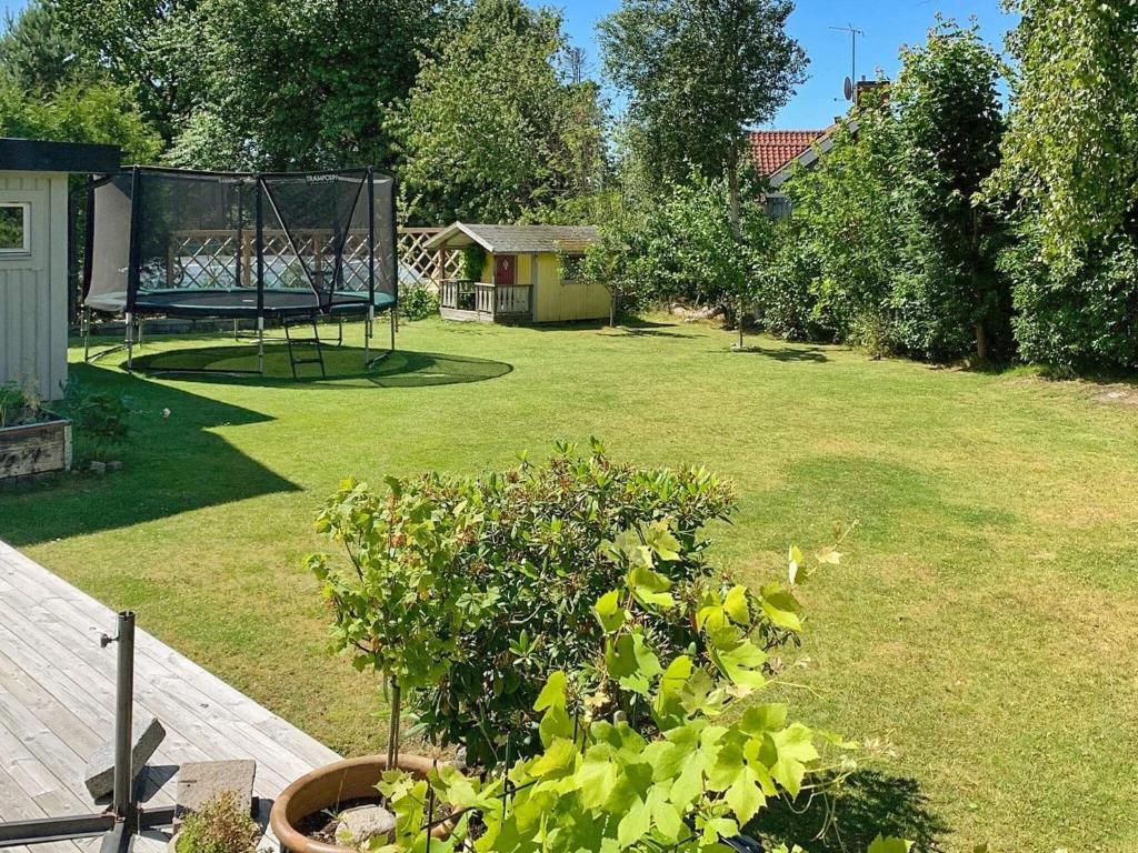 un jardín con un aro de baloncesto en el patio en Holiday home TORSLANDA III en Torslanda