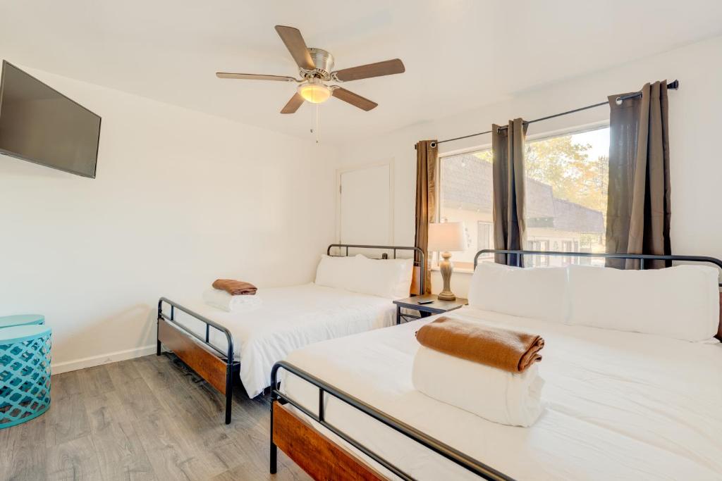 - une chambre avec 2 lits et un ventilateur de plafond dans l'établissement Pine Tree Place - Unit 6, à South Lake Tahoe