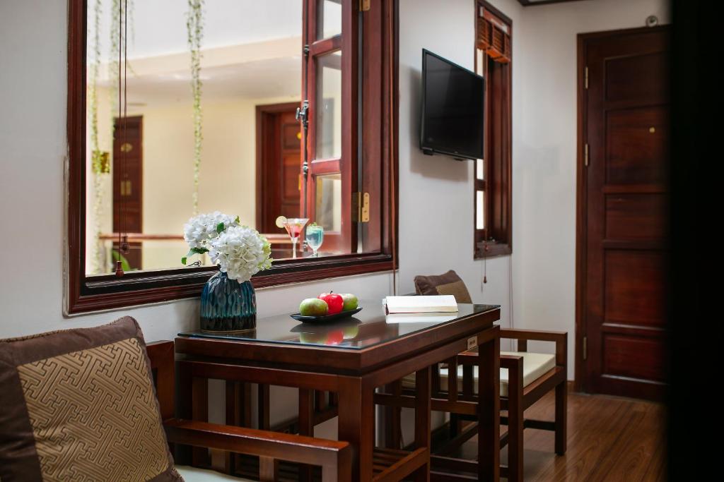 TV a/nebo společenská místnost v ubytování Hanoi Nostalgia Hotel & Spa