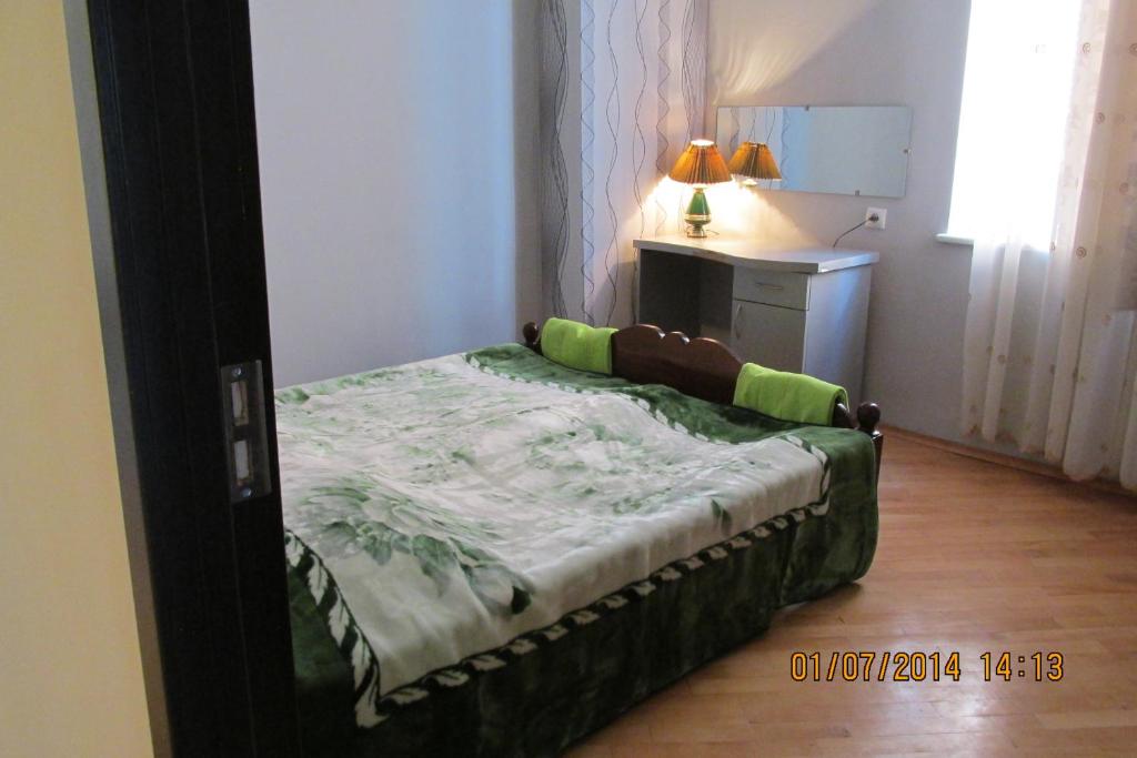 Rúm í herbergi á Guest House Lviv Грузия