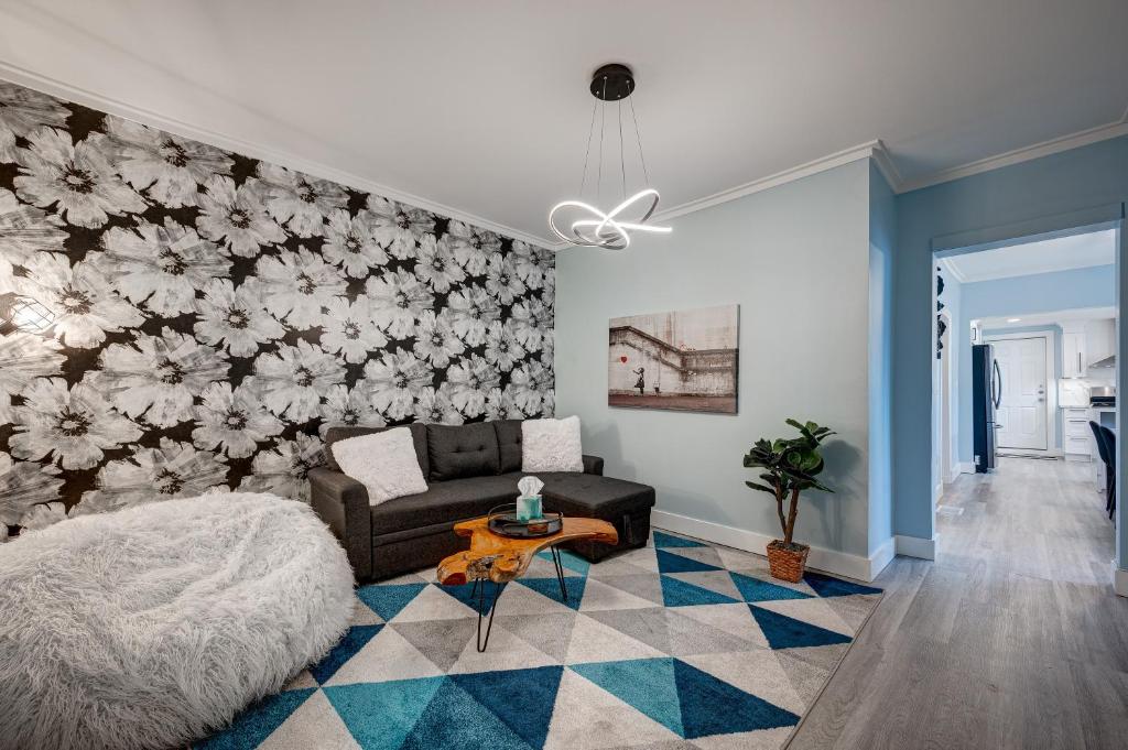 Bucktown Beauty! Pet friendly and Secret Space for the Whole Group condo - Housity