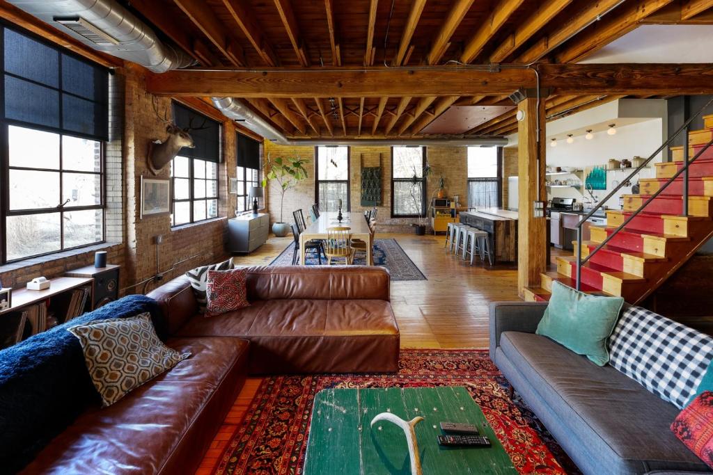 The Logan Square Lodge Offers Room for All with a Cozy Cabin Feel in the Heart of the City apts