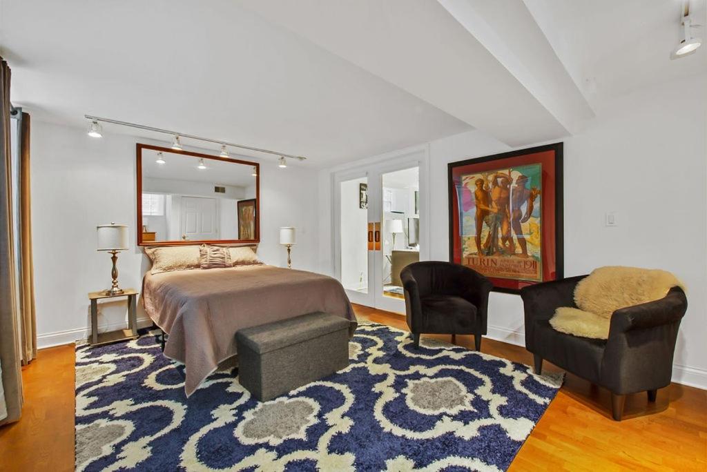 Apartment Stylish Stunner in Great Old Town Neighborhood Close to North Avenue Beach apts