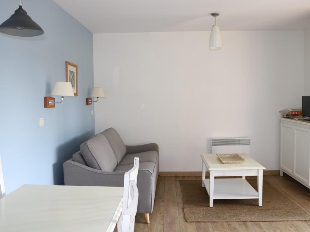 un salon avec un canapé et une table dans l'établissement Charmant apt à Parentis avec piscine, 4 pers, près du lac, ménage inclus - FR-1-319-444, à Parentis-en-Born