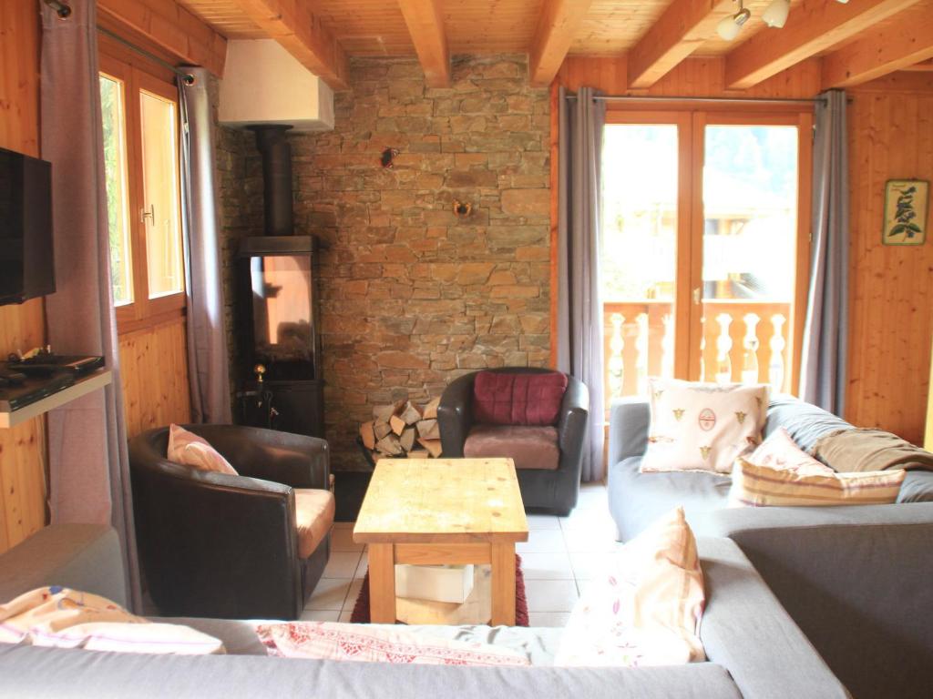 ein Wohnzimmer mit einem Sofa und einem Tisch in der Unterkunft Chalet Châtel, 4 pièces, 6 personnes - FR-1-200-291 in Châtel
