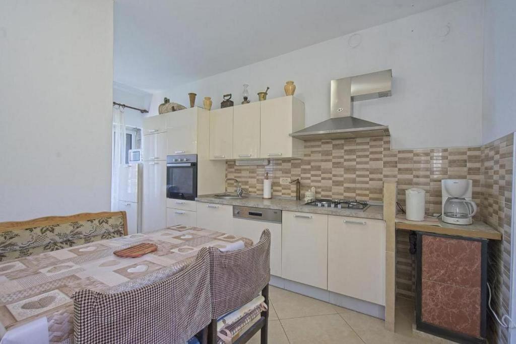 Kuchyň nebo kuchyňský kout v ubytování Apartments Lucija