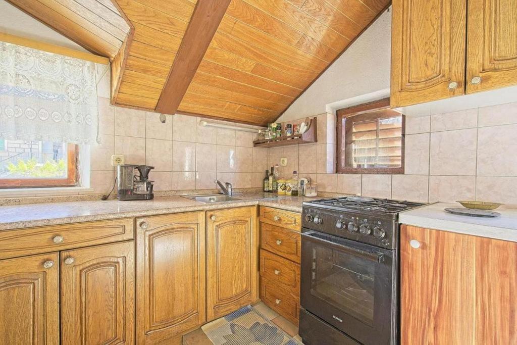 Kuchyň nebo kuchyňský kout v ubytování Apartments Lucija