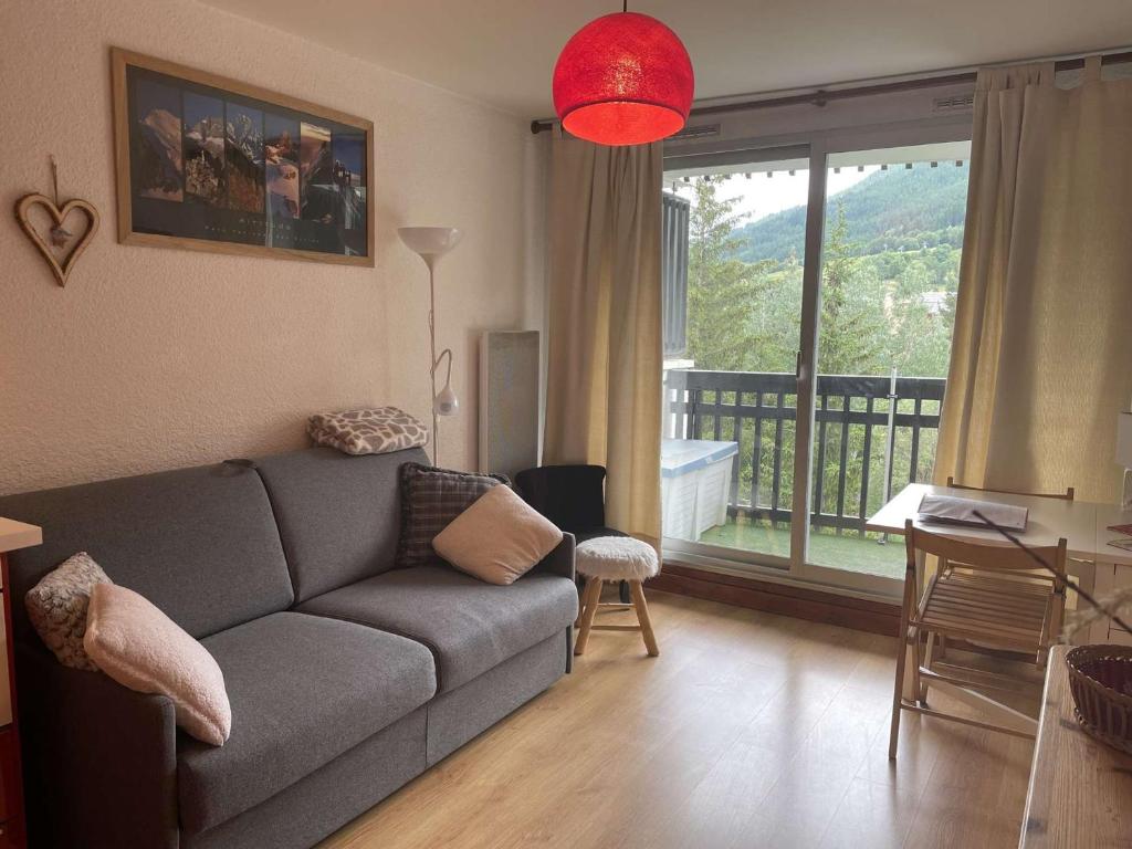 salon z szarą kanapą i balkonem w obiekcie Studio Montagne 4 Pers. près Pistes et Commerces - La Salle les Alpes - FR-1-330F-204 w mieście La Salle-les-Alpes