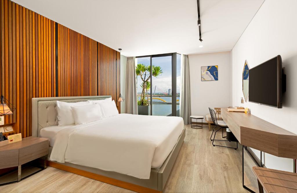 Postel nebo postele na pokoji v ubytování HAIAN Riverfront Hotel Da Nang