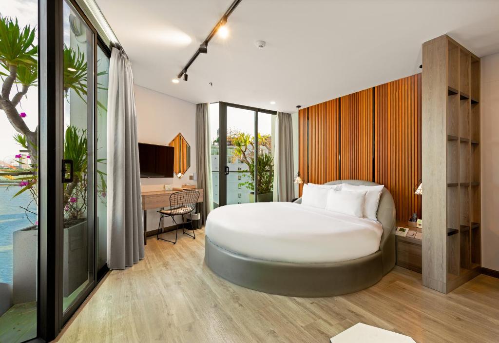 Postel nebo postele na pokoji v ubytování HAIAN Riverfront Hotel Da Nang