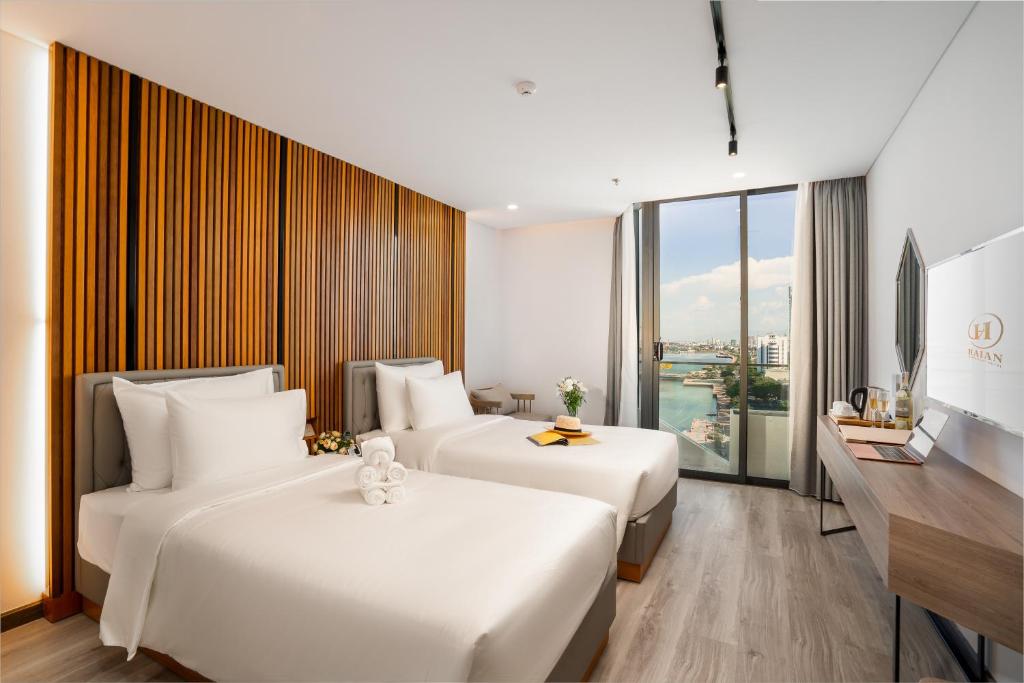 Postel nebo postele na pokoji v ubytování HAIAN Riverfront Hotel Da Nang