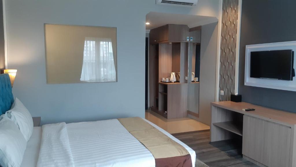 Postel nebo postele na pokoji v ubytování Luminor Hotel Palembang by WH Free Massage 10 Minutes