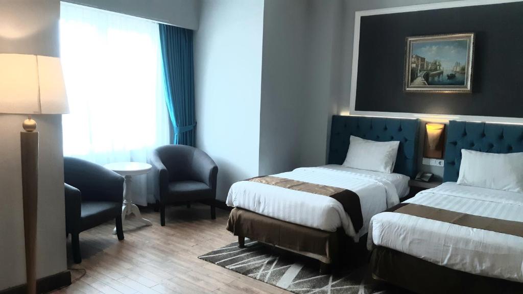 Postel nebo postele na pokoji v ubytování Luminor Hotel Palembang by WH Free Massage 10 Minutes