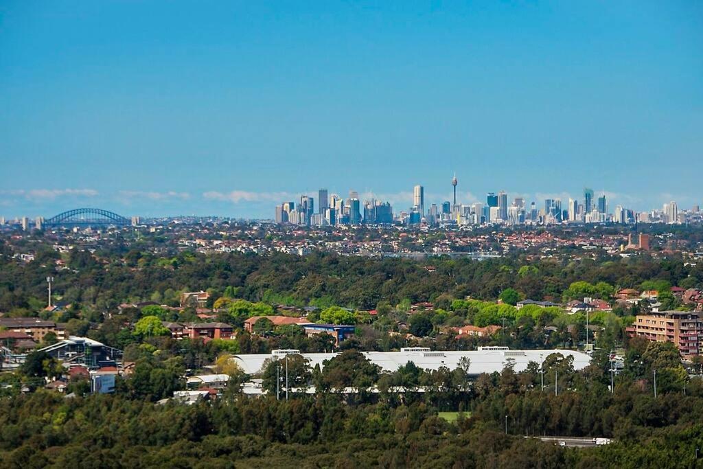 uma vista para uma cidade com um monte de edifícios em Panoramic City View 3bed2bath condo Wi-Fi Parking em Sydney