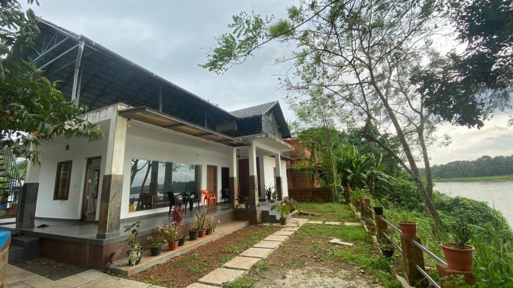 Manjadi Serviced Villa - Housity