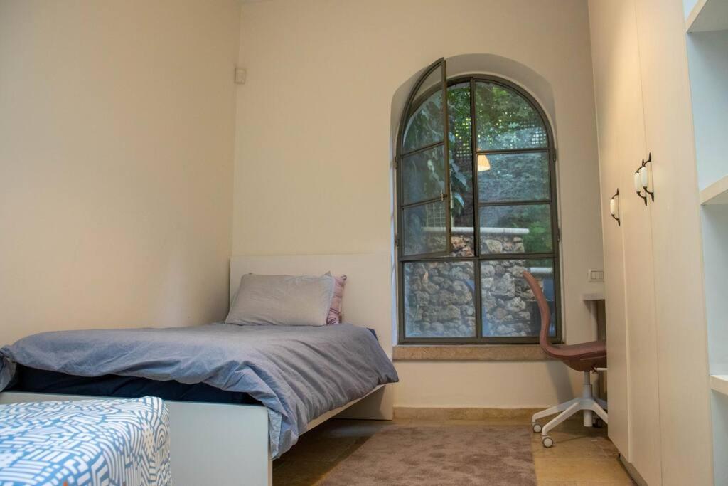 Postel nebo postele na pokoji v ubytování Cozy Heritage Home Jerusalem