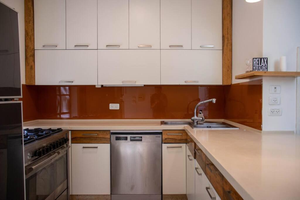 Kuchyň nebo kuchyňský kout v ubytování Cozy Heritage Home Jerusalem