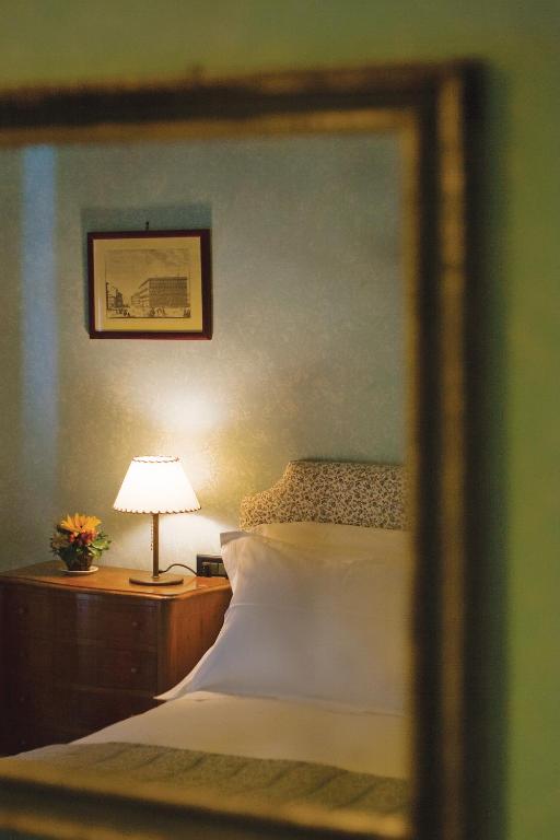 Łóżko lub łóżka w pokoju w obiekcie Locanda Dei Guelfi
