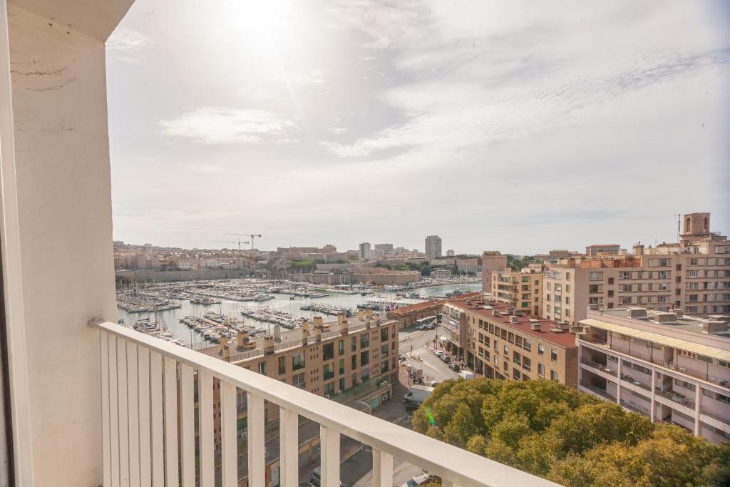 une vue d'une ville depuis un balcon dans l'établissement Le Saint Jean - Appt avec vue sur lentrée du Vieux Port, à Marseille