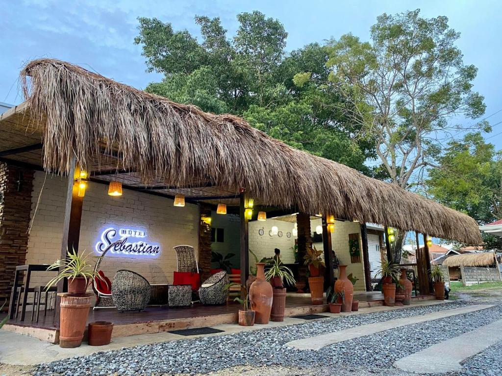 博洛德的住宿－Hotel Sebastian Panglao，一间设有稻草屋顶的小餐厅