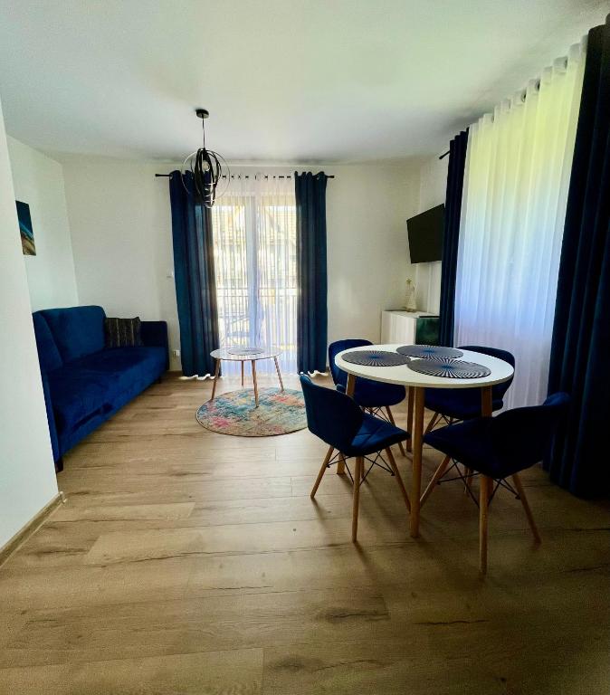 Televízia a/alebo spoločenská miestnosť v ubytovaní Apartament w Białce Tatrzańskiej