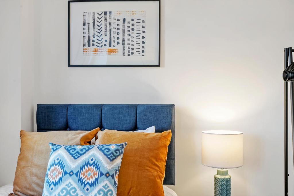 Townhouse In Ebbsfleet Sleeps 9 With Free Parking Greenhithe updated townhouse-in-ebbsfleet-sleeps-9-with-free-parking-greenhithe-updated