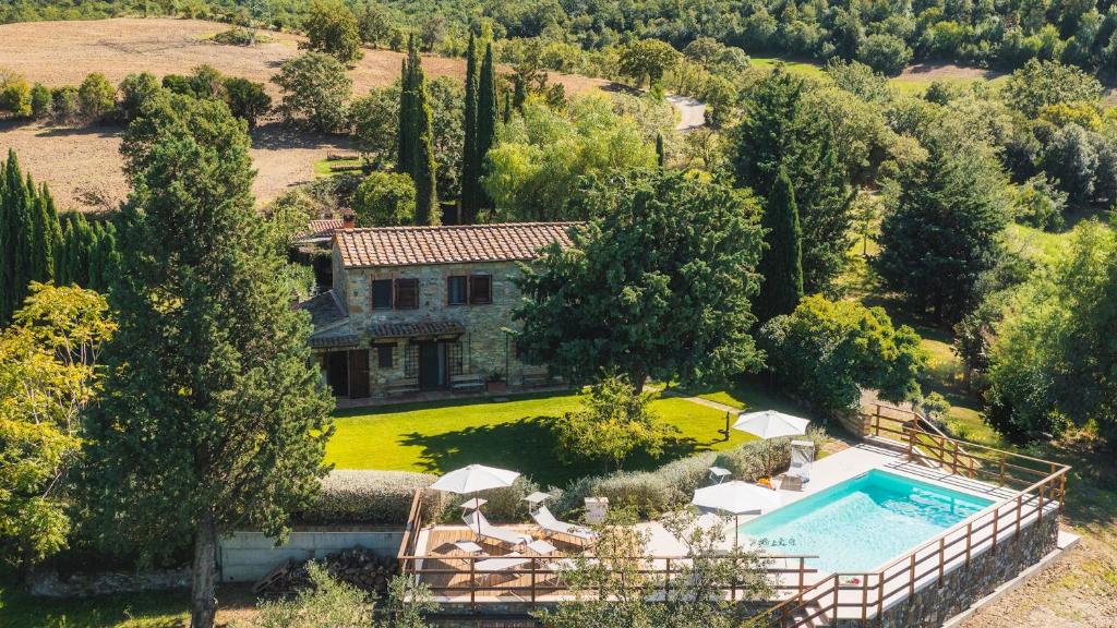 vista aerea di una casa con piscina di PODERE CAPRARECCE 8, Emma Villas a Cana