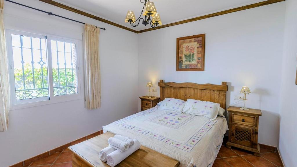 Postel nebo postele na pokoji v ubytování Villa Angelyn Nerja by Ruralidays