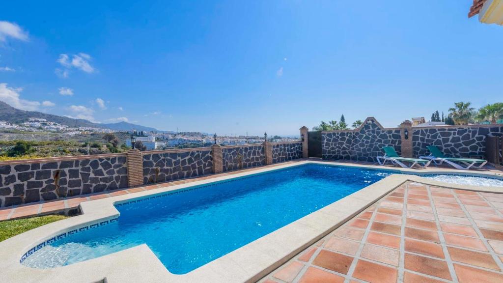 Bazén v ubytování Villa Angelyn Nerja by Ruralidays nebo v jeho okolí