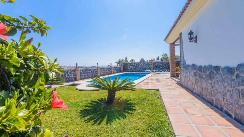 Bazén v ubytování Villa Angelyn Nerja by Ruralidays nebo v jeho okolí