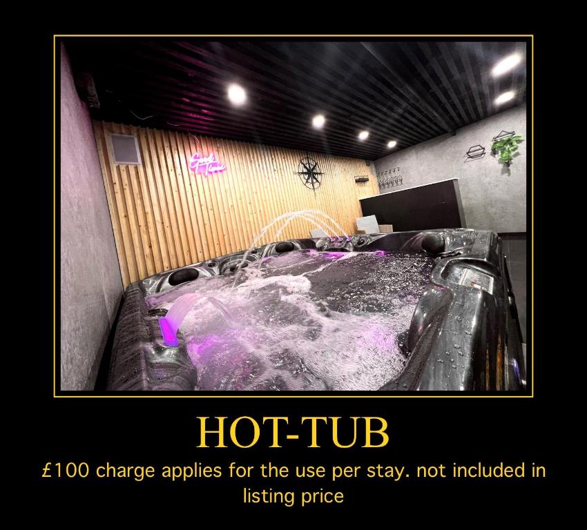 een hot tub in een kamer met: bij Penthouse Style Luxury 2 Bedroom House has Hot-Tub, extra fees apply in Birmingham