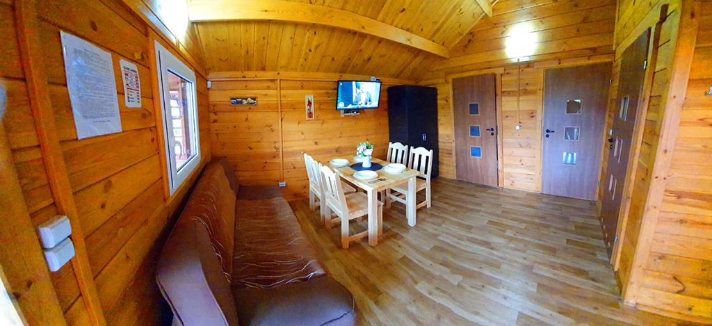 Televízia a/alebo spoločenská miestnosť v ubytovaní Wantaris 2 - domki letniskowe Mielno-Mielenko