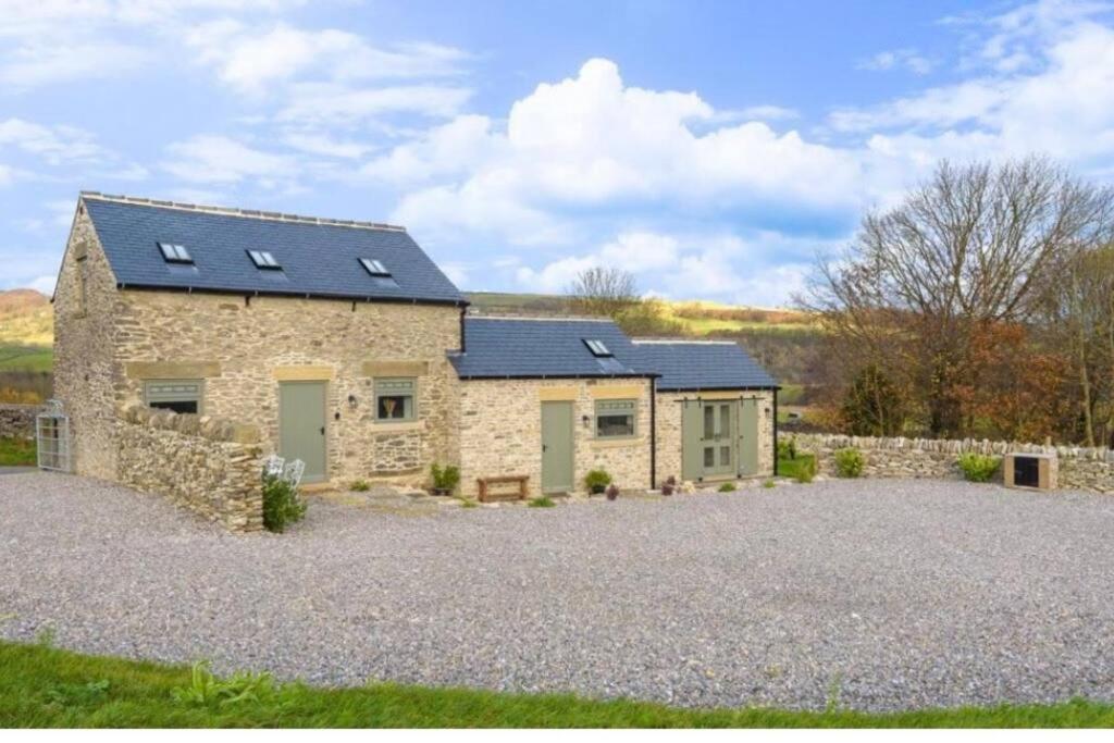 Modern cottage, heart of the Peak District views