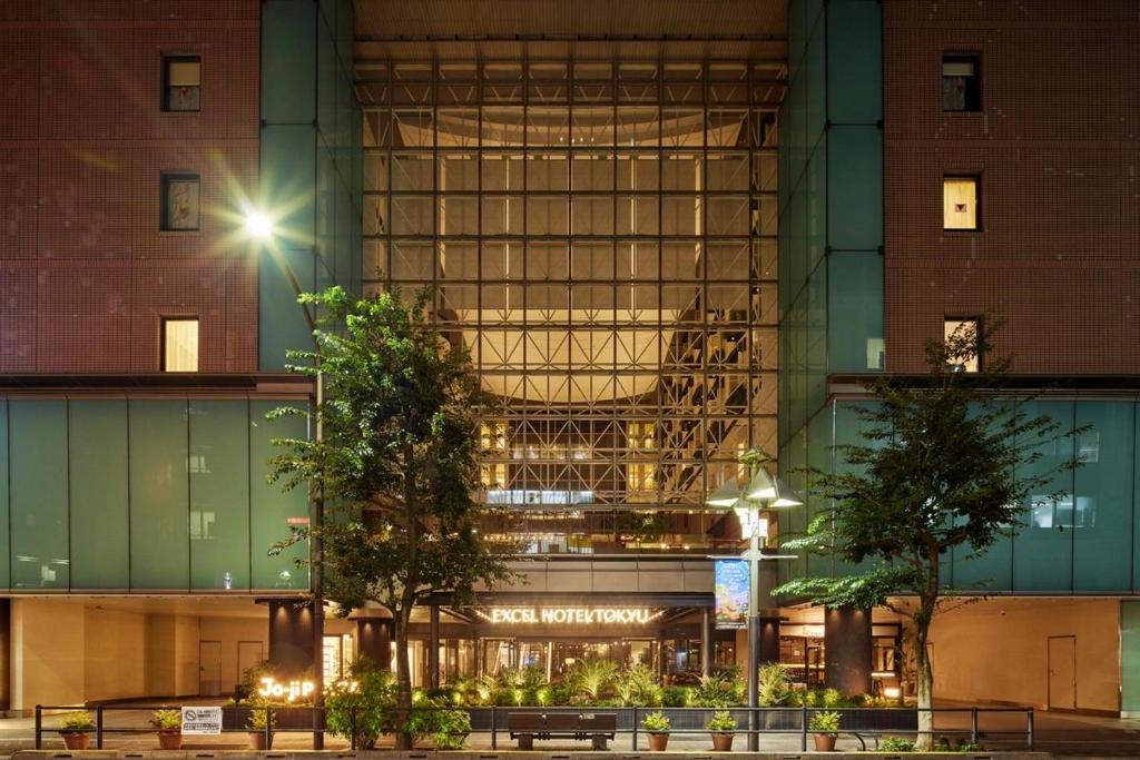 Kichijoji Excel Hotel Tokyu في موساشينو: اطلالة خارجية على مبنى في الليل