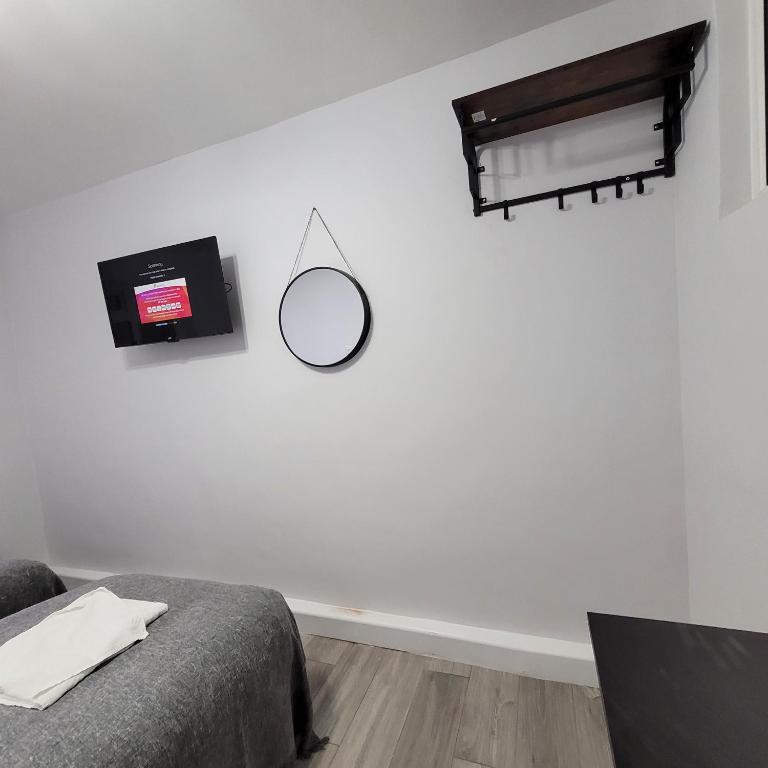TV a/nebo společenská místnost v ubytování Argyle Square Hotel